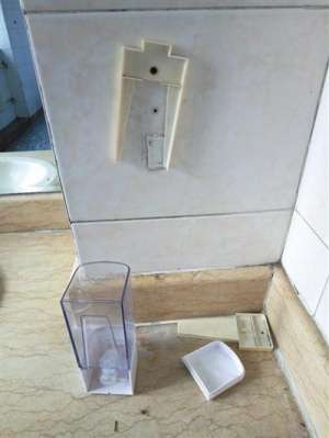 媒体揭北京医院厕所卫生乱象：闻着味儿就能找着