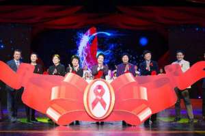彭丽媛出席世界艾滋病日主题宣传活动