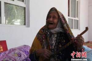 新疆130岁高龄老人经检查没有“三高”最爱玉米馕