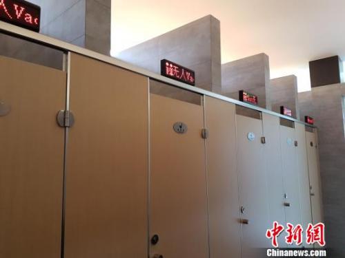 资料图：上海的一座公厕内设置了第三卫生间。芊烨摄