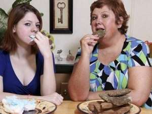 美国女子患异食症爱吃石头 每周吃下近三斤(图)