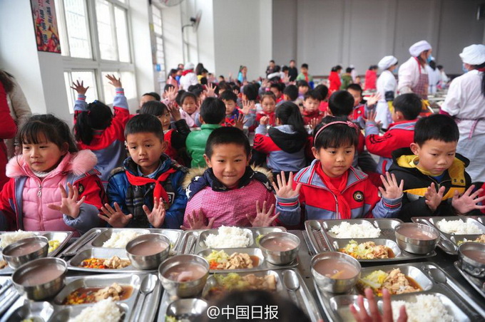 近千小学生被培养吃饭不说话 校长：只为培养留守儿童文明就餐礼仪