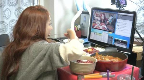 韩美女视频直播吃饭每天3小时月入9000美元(图)