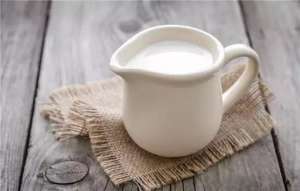 上班喝牛奶被问责 网友直指“管得太宽”“管得没有意义”