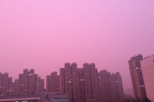 南京现玫红色雾霾 网友：还是头回吸(图)