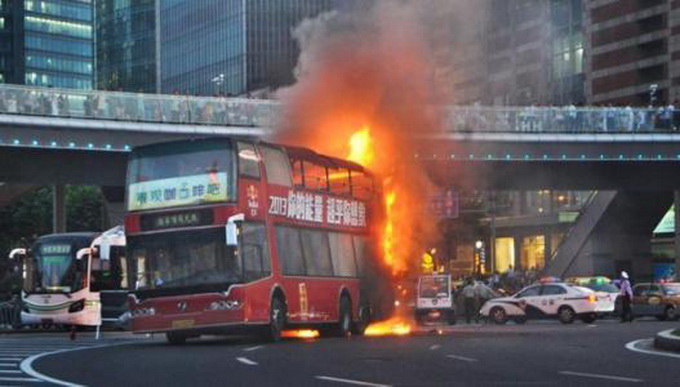 日本巴士高速起火 所幸司机及乘客及时逃生无人员伤亡