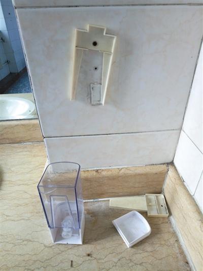 北京医院卫生间，洗手液容器已经破损。