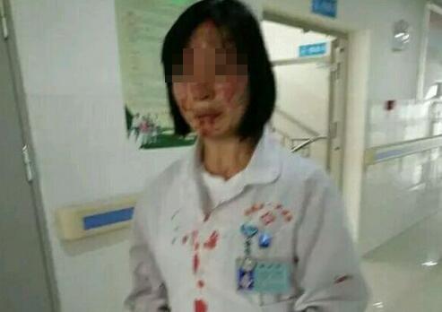 27日，云南文山市西畴县人民医院，一名带女儿看病的女子持高跟鞋将输液的女护士头敲破。