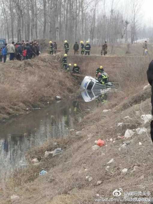 面包车翻入河沟致8人死亡：事故原因正在调查中 愿这样的悲剧不再发生