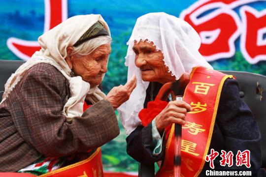 新疆叶城百岁老人头脑仍清新 平时喜食核桃苞米