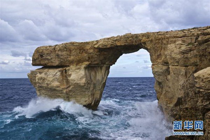 马耳他景点坍塌 蓝窗下方海浪汹涌拱石突然塌入大海