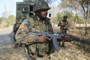 克什米尔村庄枪战 两名印度士兵和4名武装人员在交火中死亡另有5人受伤