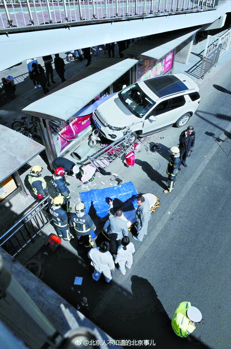 越野车冲上公交站 造成3名候车乘客1死2伤