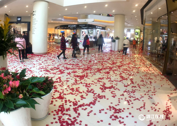 杭州商场花瓣铺路 情人节很应景增添了浪漫气息