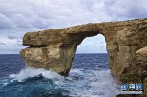 马耳他景点坍塌 蓝窗下方海浪汹涌拱石突然塌入大海