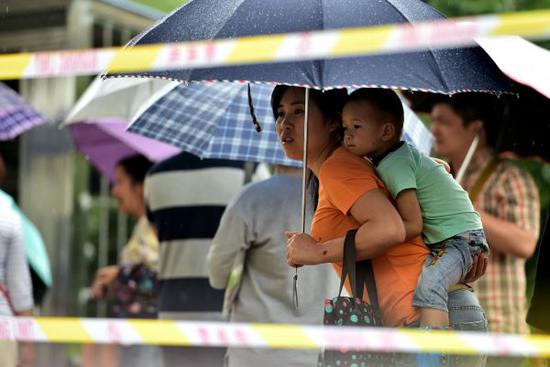 资料图片：家长们在排队等候幼儿园抽签摇号。 新华社记者刘军喜摄