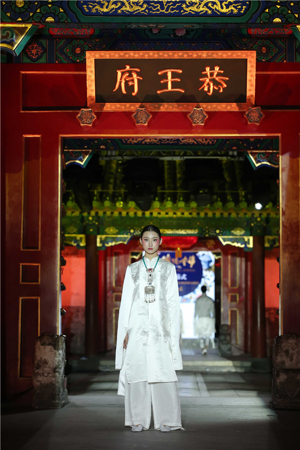 《远 . 近》曾凤飞2017春夏作品发布会在北京恭王府举办