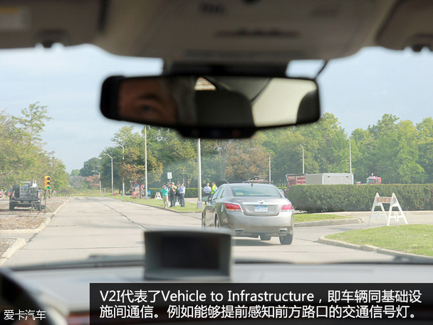 打造智能交通 通用展示最新V2X车联技术