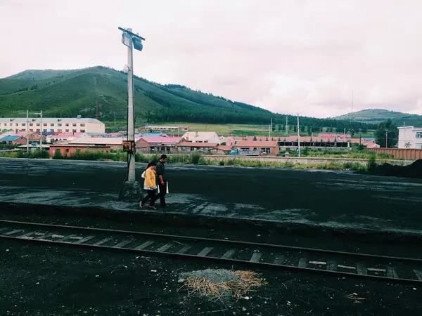 追火车的人丨这一趟绿皮火车的终点，是中国最美的阿尔山火车站